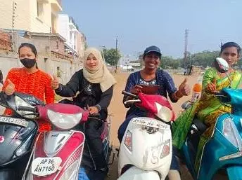 sri sharada scooty driving school mills colony in warangal - Photo No.6