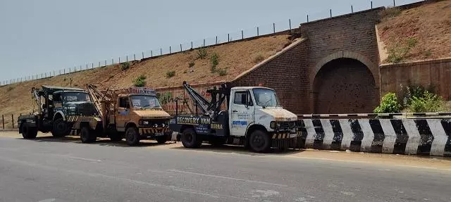 rudra vehicle recovery services towing services autonagar in hyderabad telangana - Photo No.2