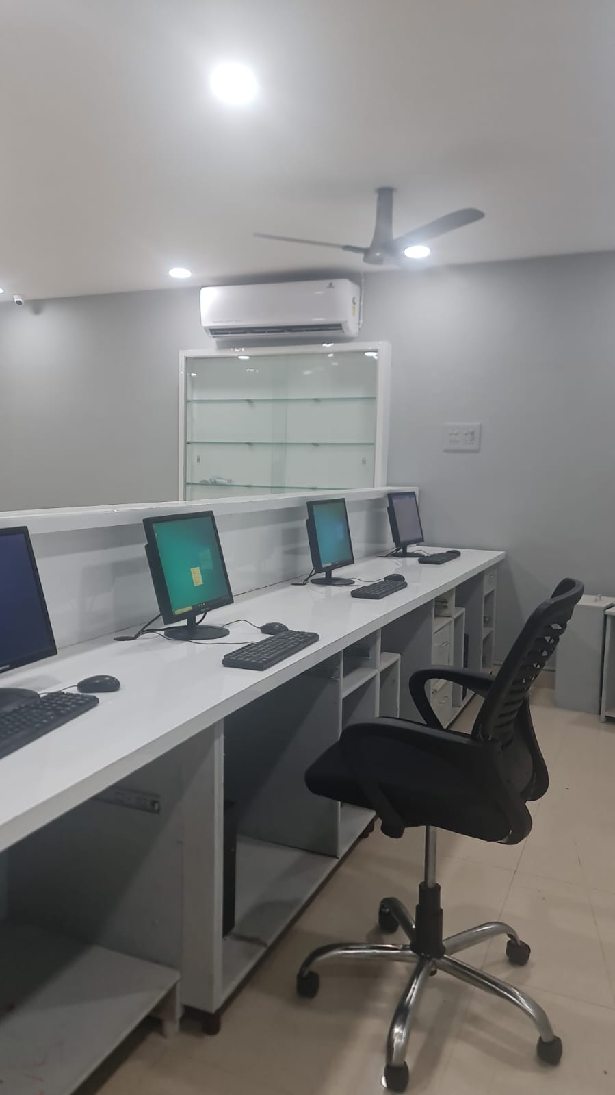 one plus authorised service centre arundalpet in vijayawada - Photo No.7