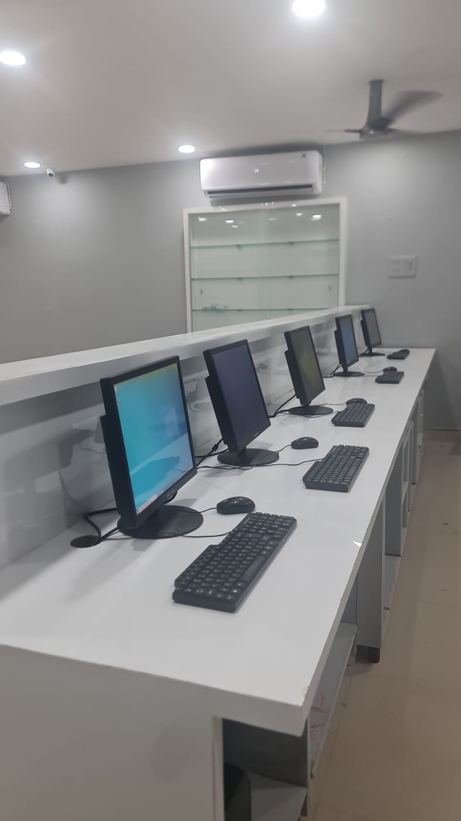 one plus authorised service centre arundalpet in vijayawada - Photo No.5