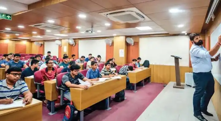 Vivek Coaching Center in Balaji Colony